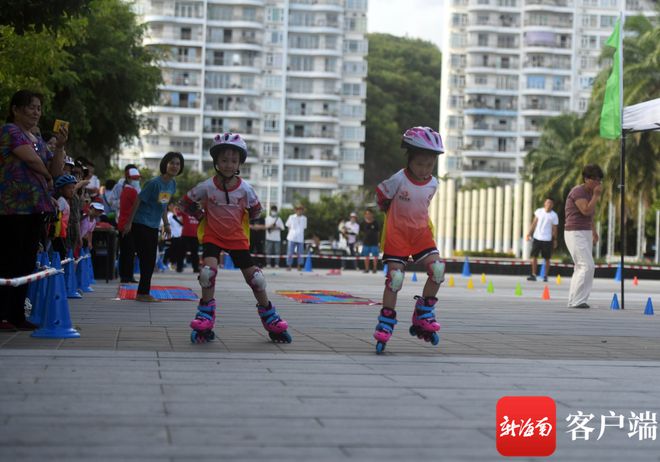 原创组图）三亚儿童平衡车、轮滑趣味赛开赛 200多名选手滑出风采(图5)