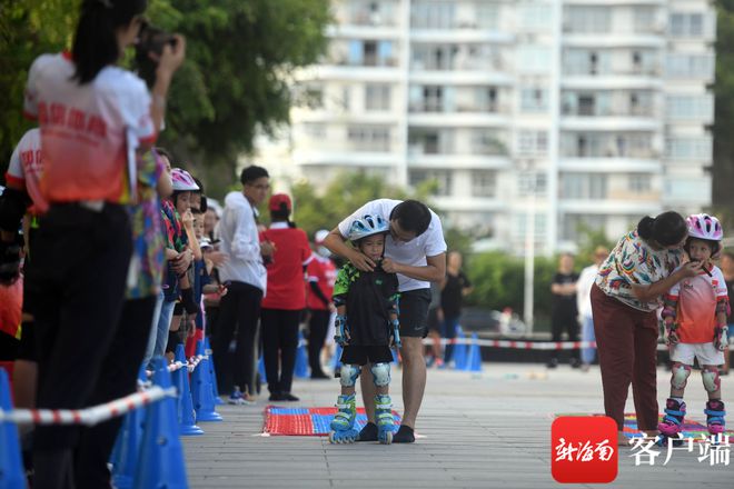 原创组图）三亚儿童平衡车、轮滑趣味赛开赛 200多名选手滑出风采(图6)