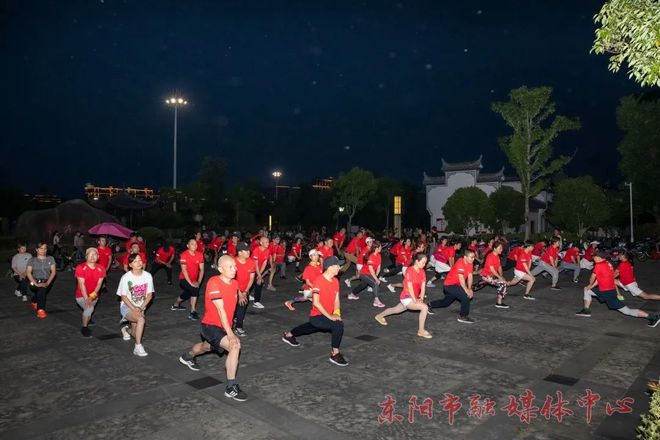 Beat365中国在线体育东阳“夜间运动热”兴起一起感受夏夜的风！(图2)